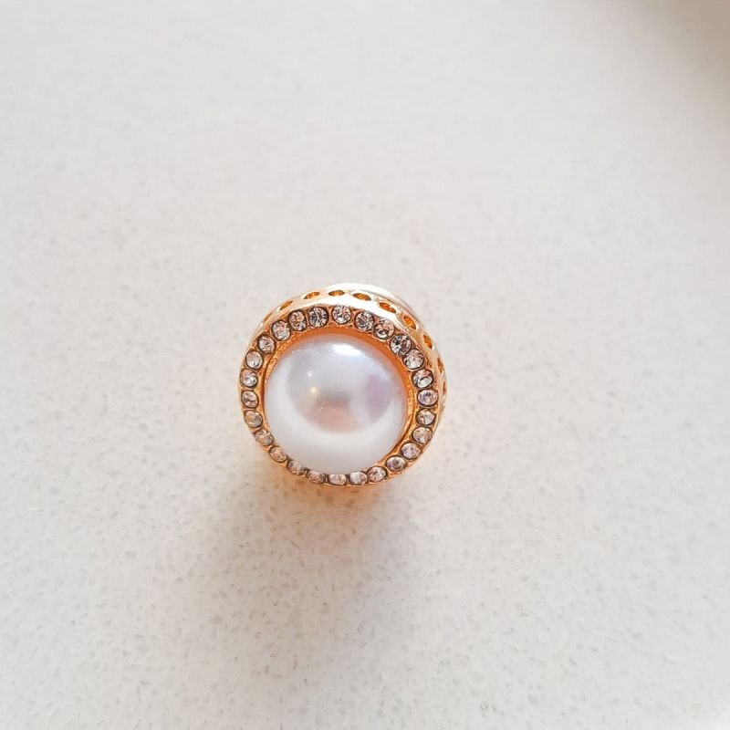 Broche Dourado com Pérola Central e Strass