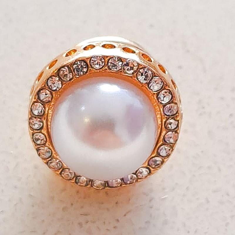 Broche Dourado com Pérola Central e Strass
