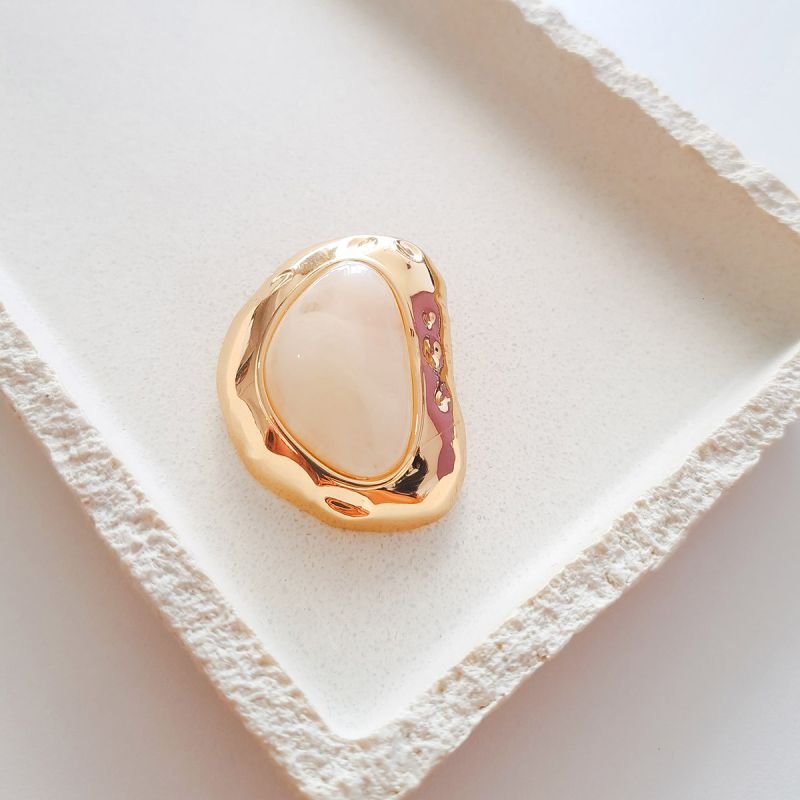 Broche Dourado Orgânico com Resina Leitosa