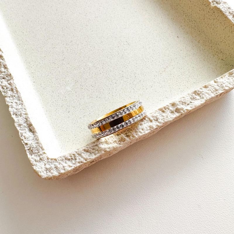 Anel Aço Dourado Fileiras de Strass