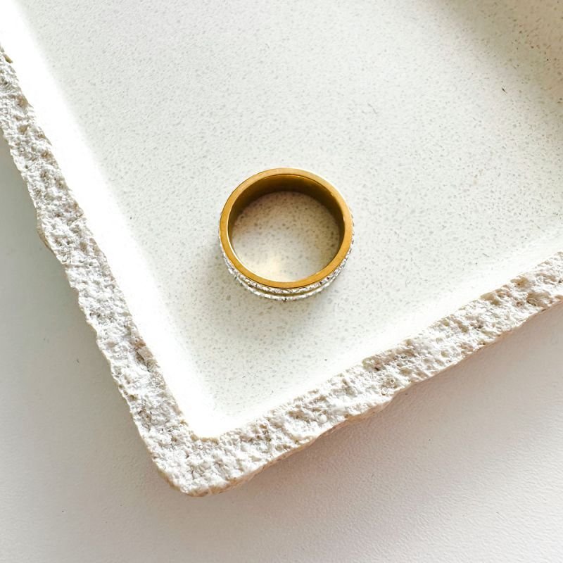 Anel Aço Dourado Fileiras de Strass
