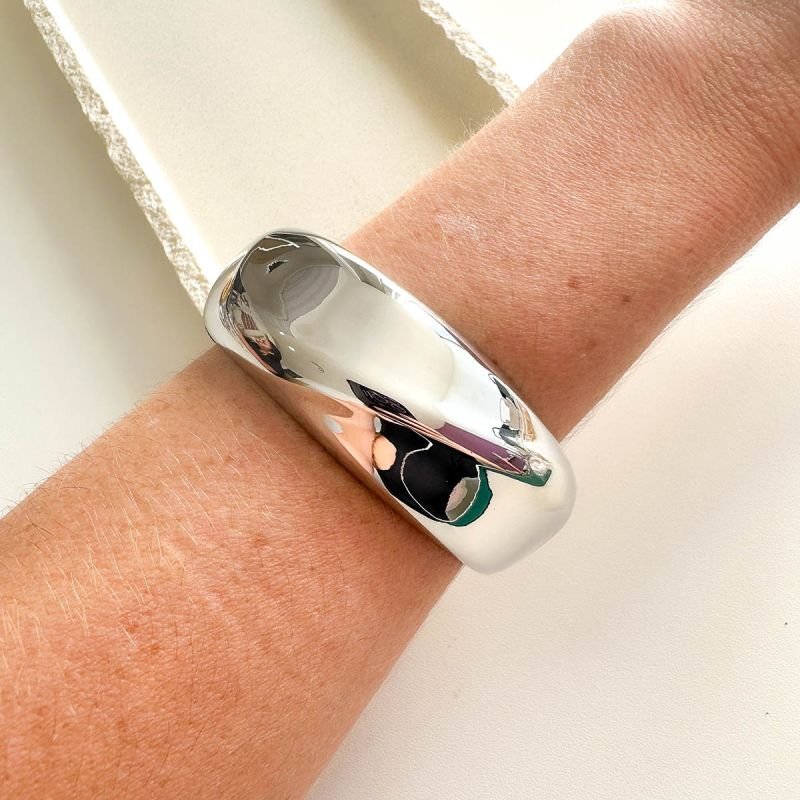 Bracelete Bijuteria Oval Liso com Leves Relevos