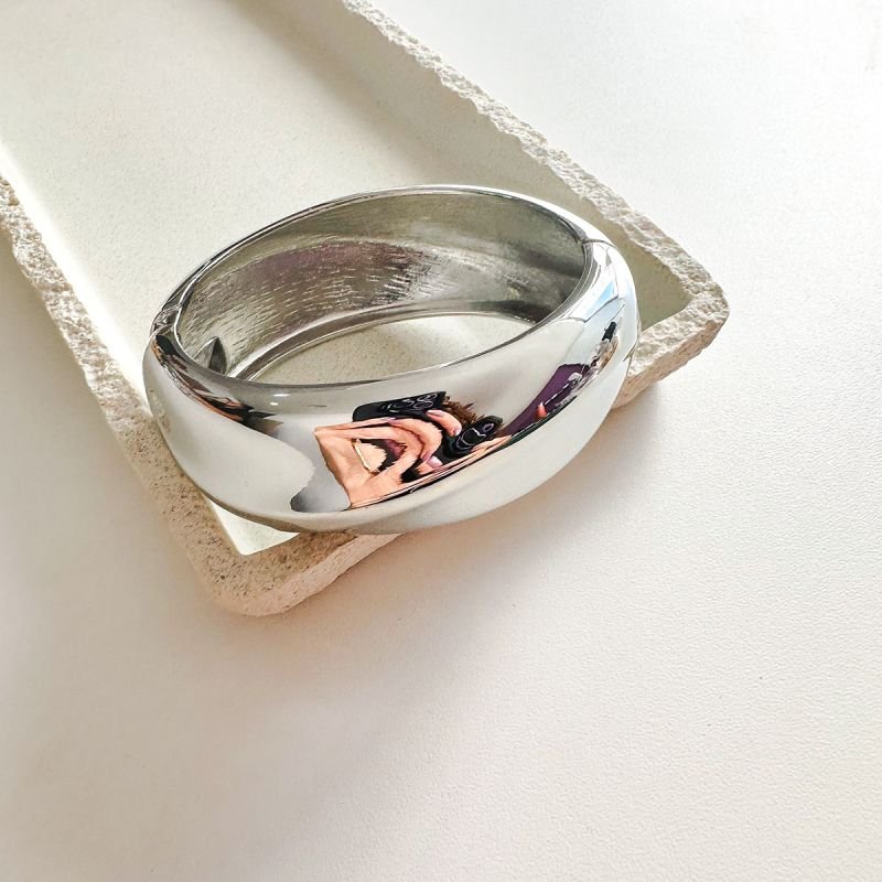 Bracelete Bijuteria Oval Liso com Leves Relevos