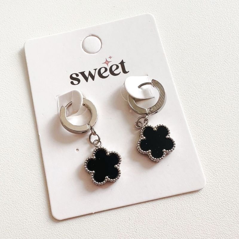 Brinco Aço Argola Flor Resina Preta