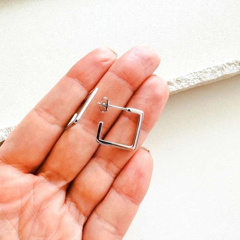 Brinco Argola Quadrada Banhada M