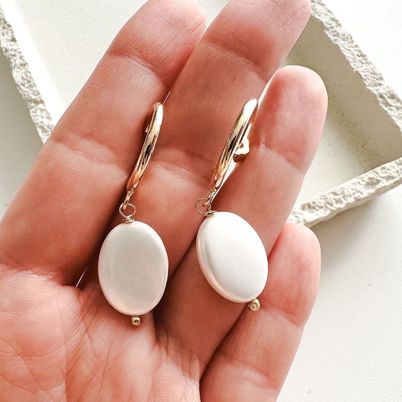 Brinco Argola Banhado a Ouro 18k Pérola Shell Oval