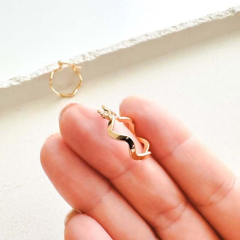 Brinco Argola Ondulada P Banhada a Ouro 18k