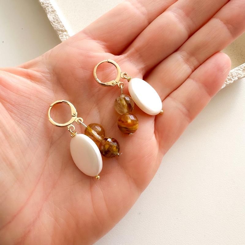 Brinco Argolinha Banhada a Ouro 18k Pérola Shell e Resina Marrom