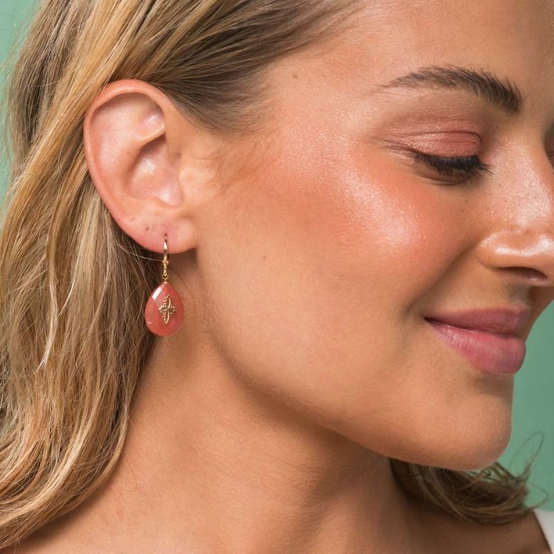 Brinco Argolinha Banhada a Ouro 18k Quartzo Cereja com Cruz