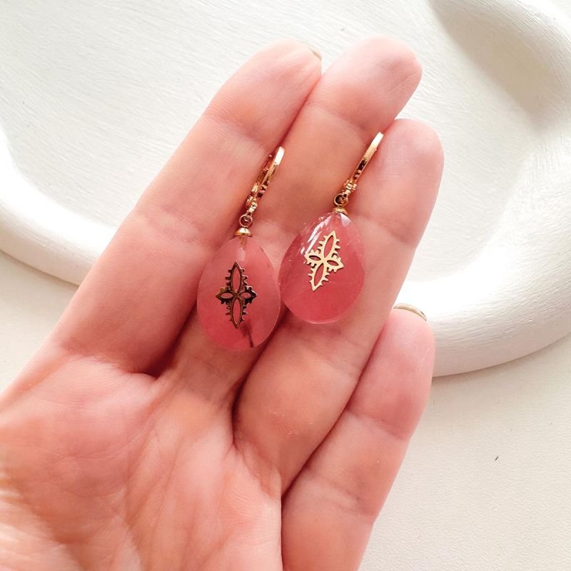 Brinco Argolinha Banhada a Ouro 18k Quartzo Cereja com Cruz