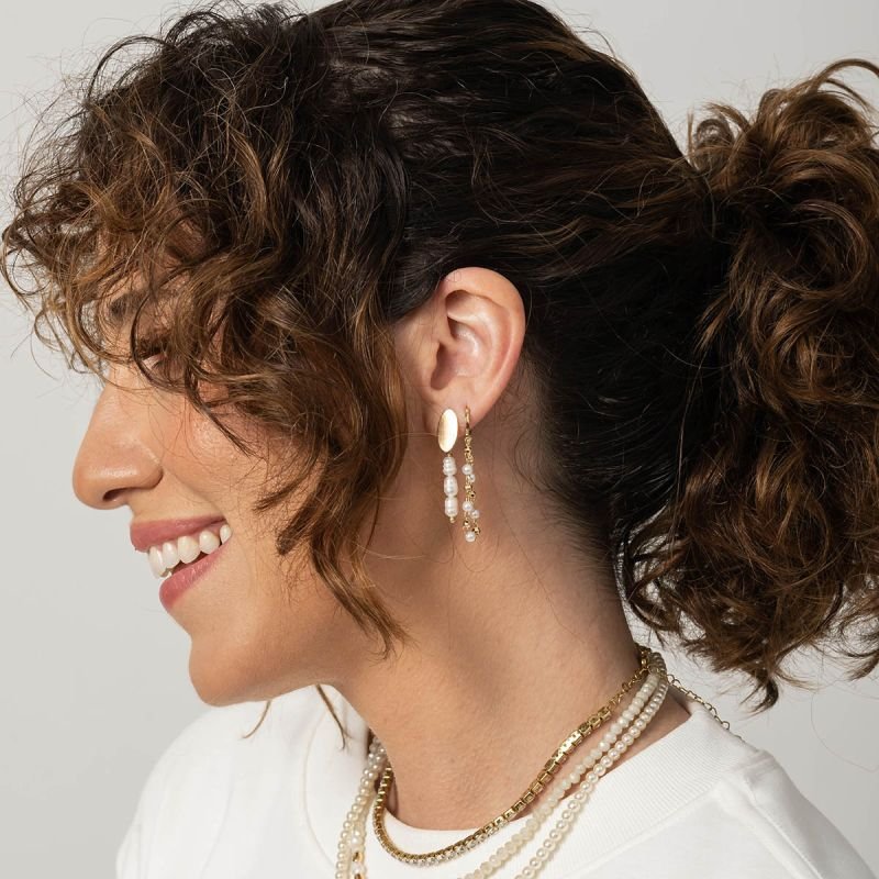 Brinco Argolinha Banhado a Ouro 18k com Corrente de Pérolas e Esferas Douradas