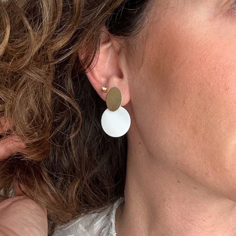 Brinco Madrepérola Banhado Base Oval