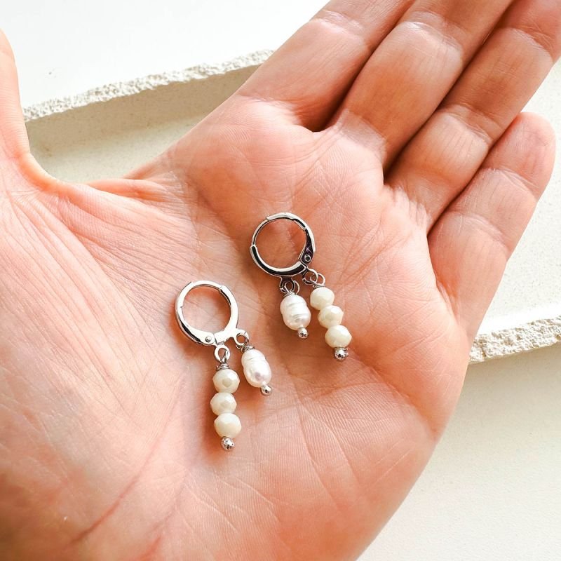 Brinco Argolinha Banhado Fileira de Cristais com Pérola de Água Doce Única