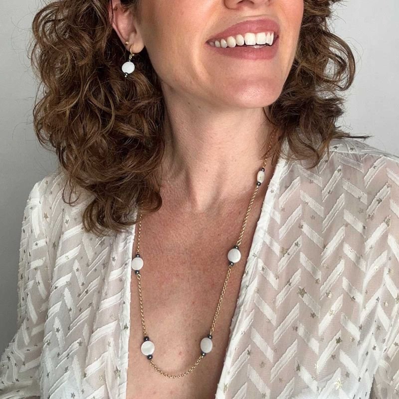 Brinco Argolinha Banhado Madrepérola e Miçanga Azul