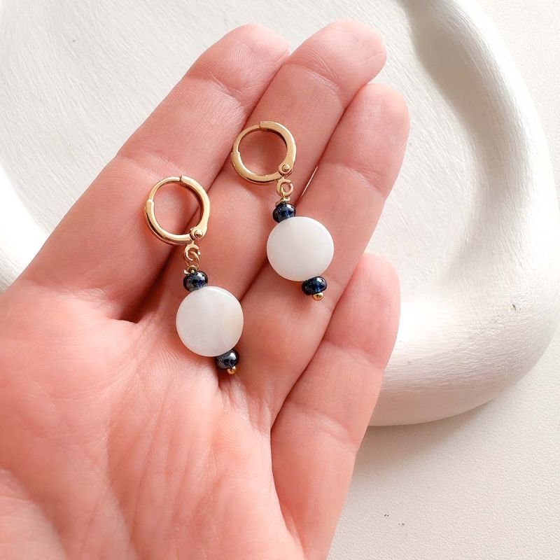 Brinco Argolinha Banhado Madrepérola e Miçanga Azul