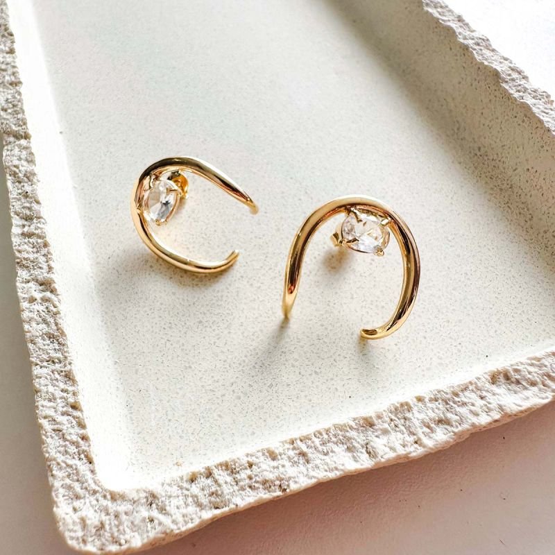 Brinco Garra Curva com Zircônia Banhado a Ouro 18k