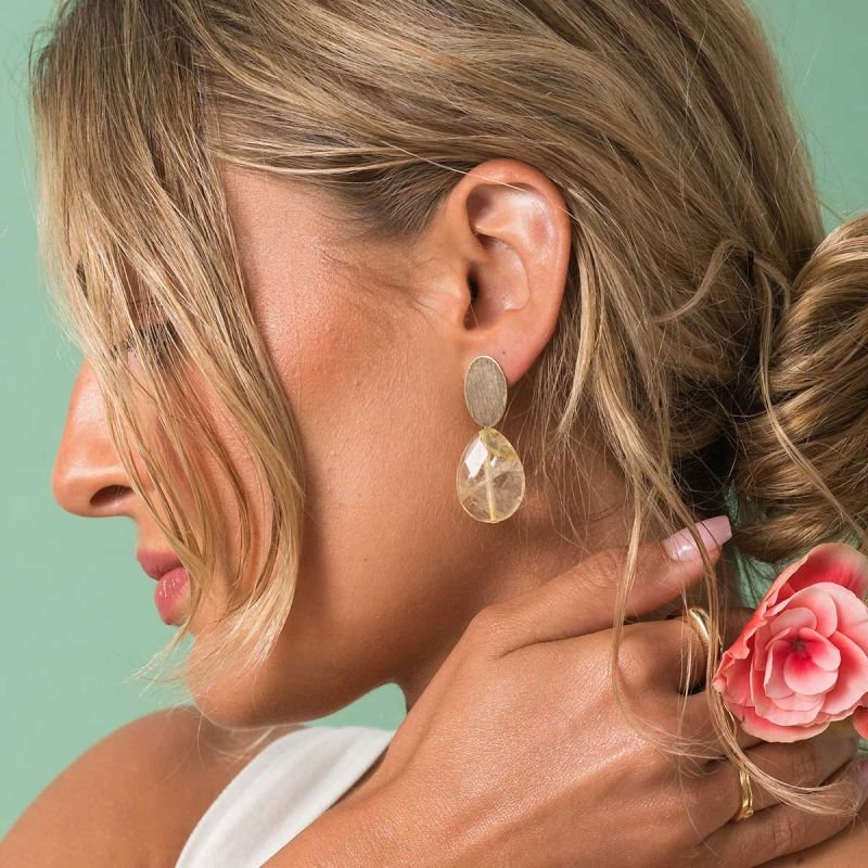 Brinco Banhado a Ouro 18k Base Oval Grande com Gota Pedra