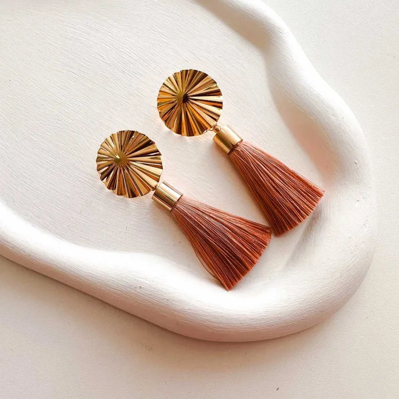 Brinco Banhado a Ouro 18k Sol e Tassel