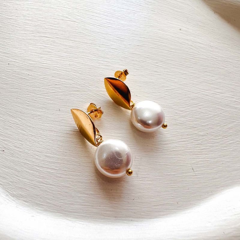 Brinco Banhado Base Folha com Pérola Shell