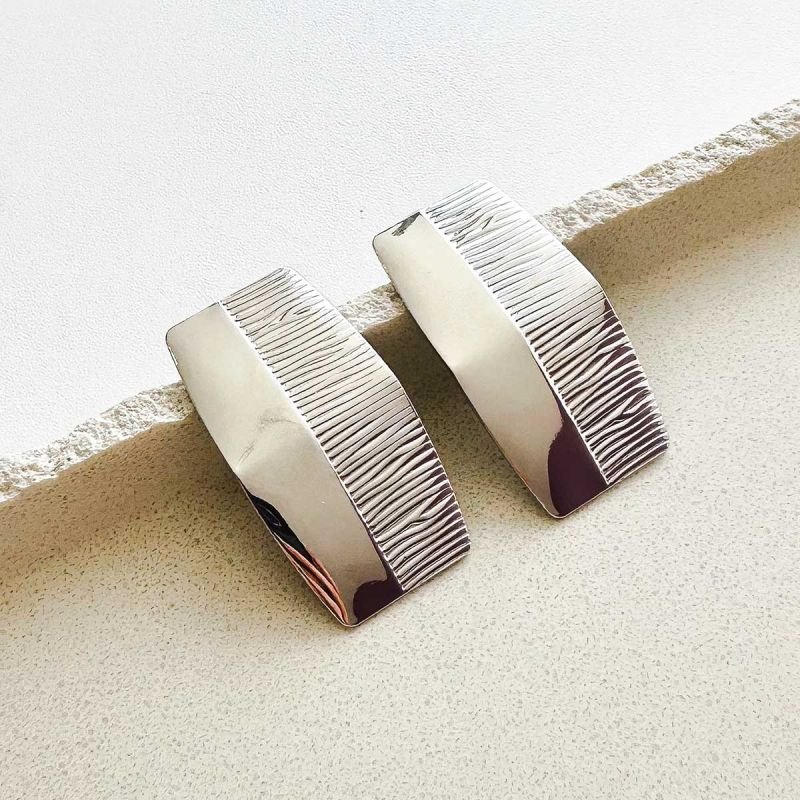 Brinco Bijuteria Plissê Metálico