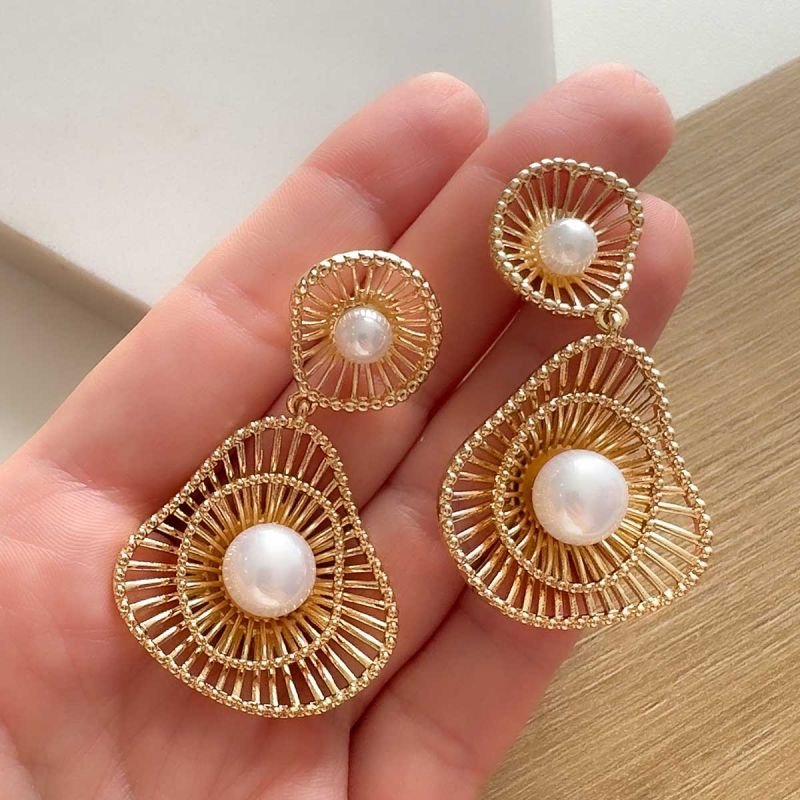Brinco Bijuteria Linhas Orgânicas com Pérola