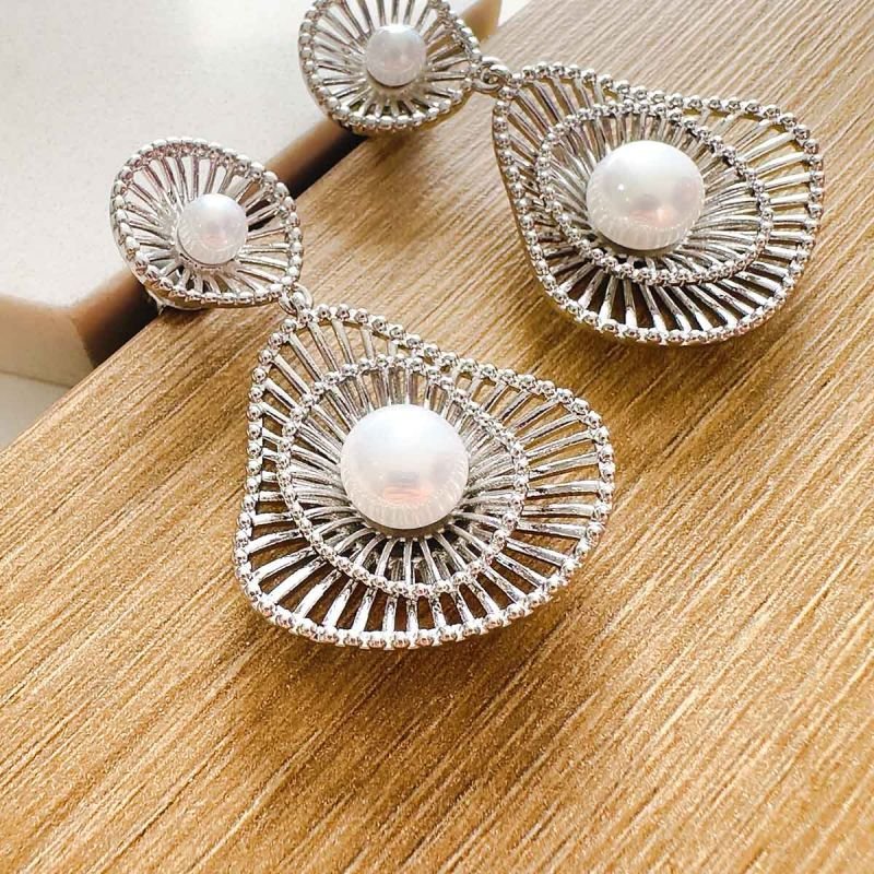 Brinco Bijuteria Linhas Orgânicas com Pérola