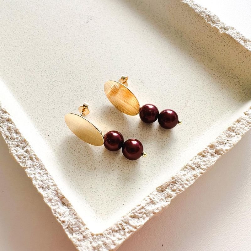 Brinco Base Oval Texturizada com Pérolas Shell Duplas Banhado a Ouro 18k
