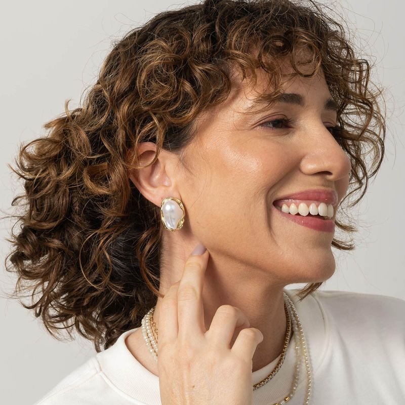 Brinco Pérola Orgânica com Moldura Dourada