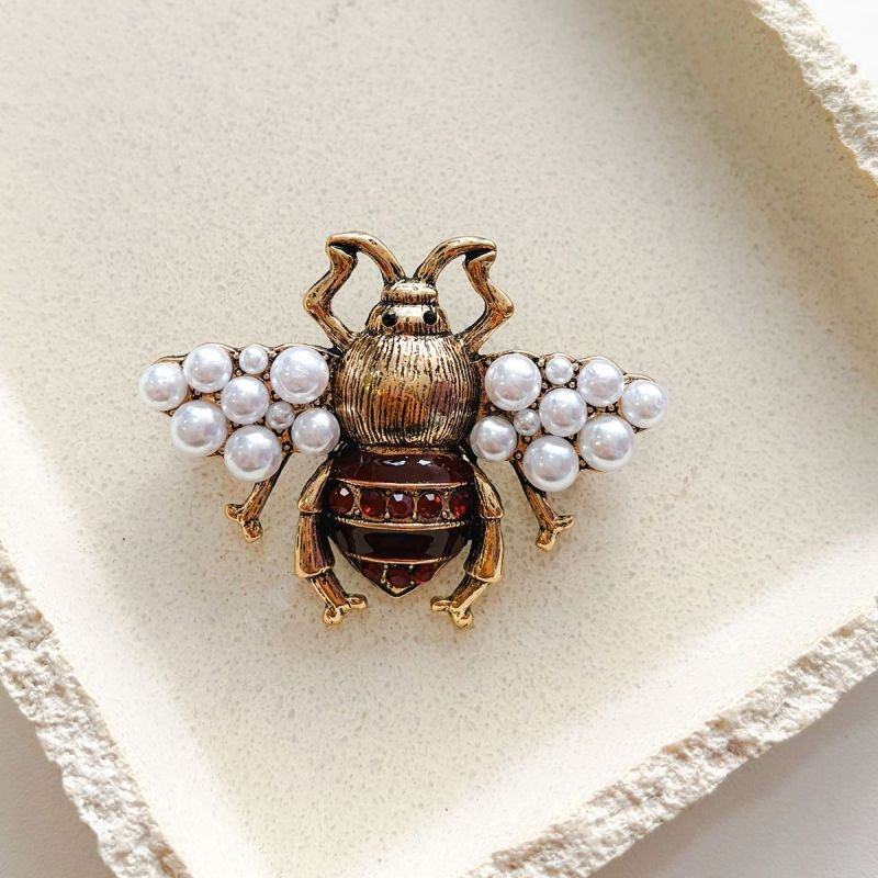 Broche Besouro Vermelho Vintage com Pérolas e Cristais