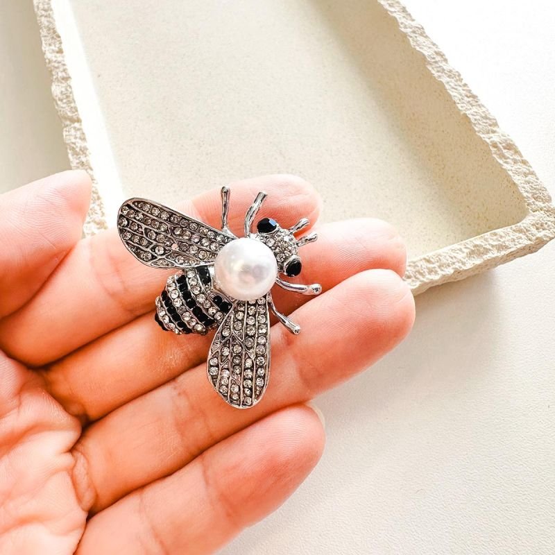 Broche Bijuteria Abelha Detalhada em Strass com Pérola
