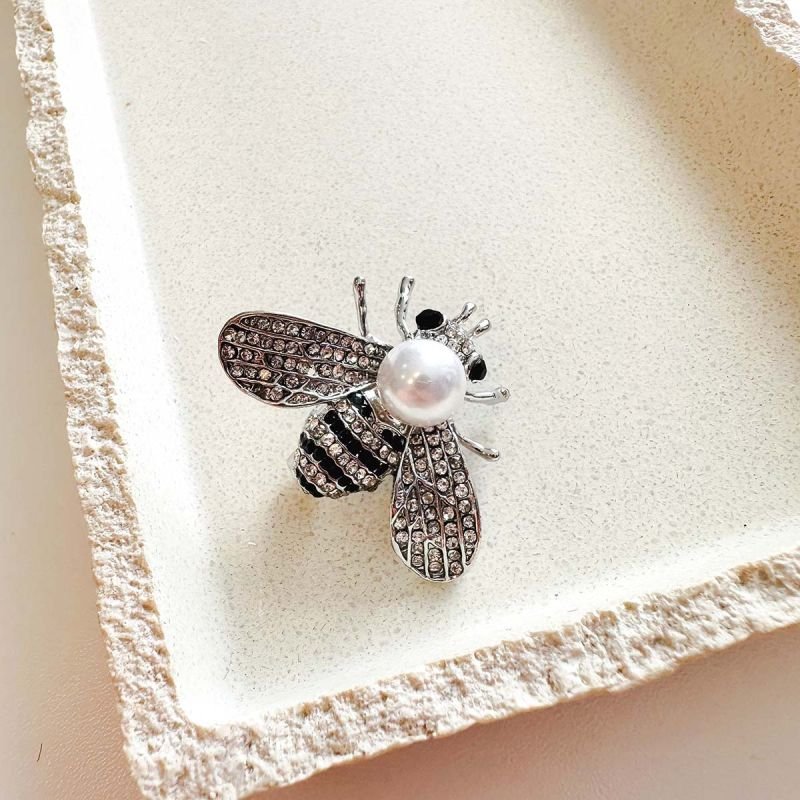 Broche Bijuteria Abelha Detalhada em Strass com Pérola