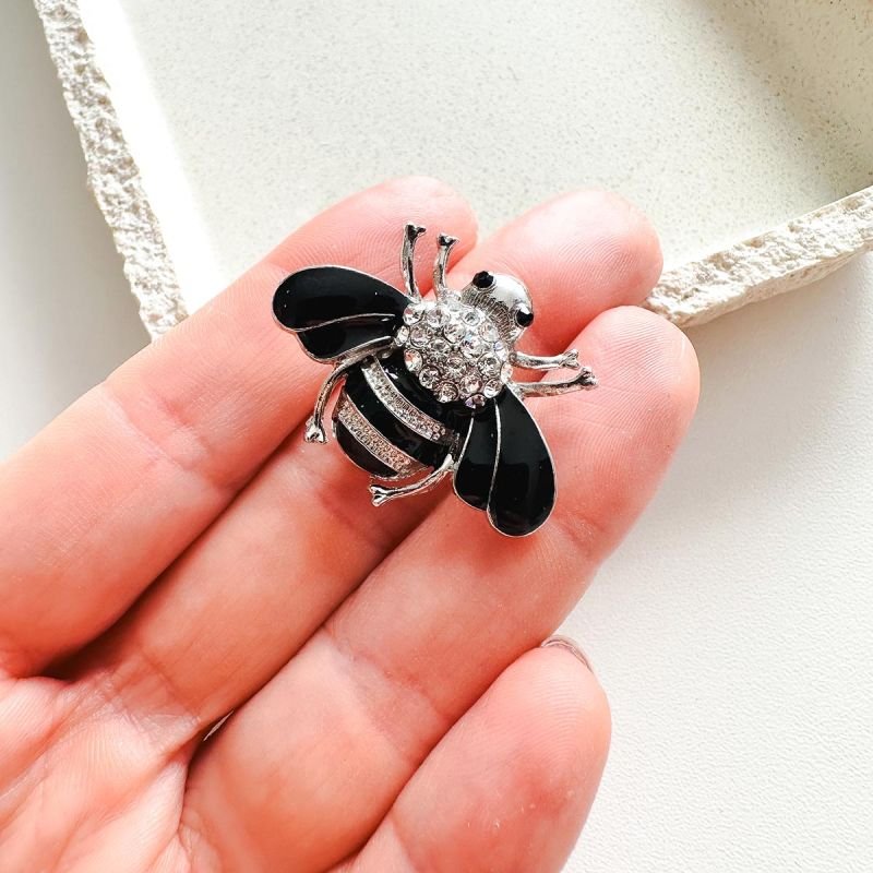 Broche Bijuteria Abelha Prateada Esmaltada Preta e Cristais