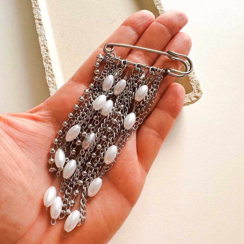 Broche Bijuteria Alfinete Cascata de Pérolas e Correntes