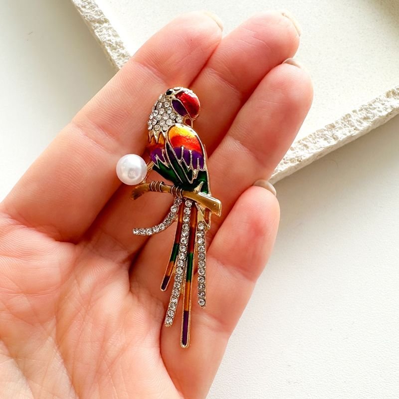 Broche Bijuteria Arara Tropical com Pérola e Strass
