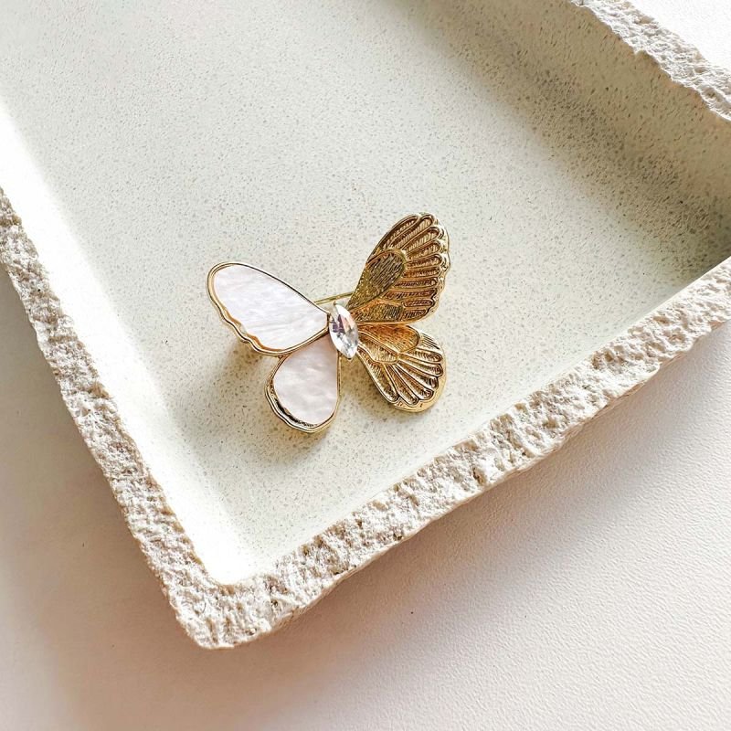 Broche Bijuteria Borboleta Dourada com Madrepérola e Cristal