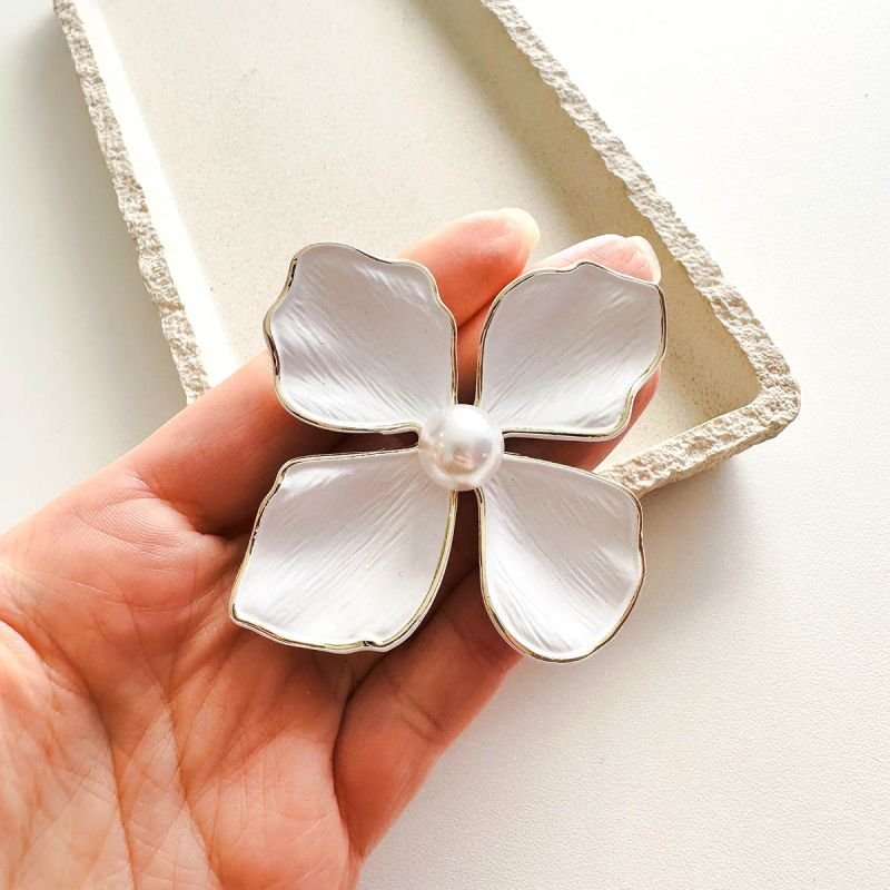 Broche Bijuteria Flor Branca Pérola Detalhe Dourado