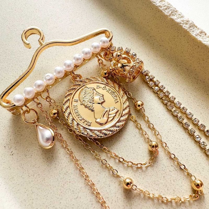 Broche Bijuteria Cabide Fashion Pérolas e Medalha Vintage
