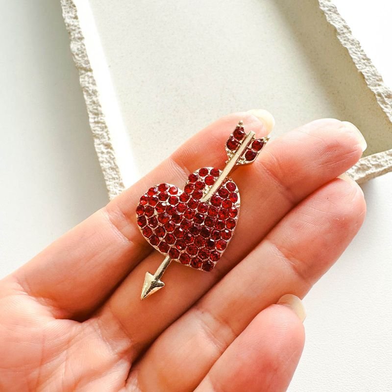 Broche Bijuteria Coração Flechado