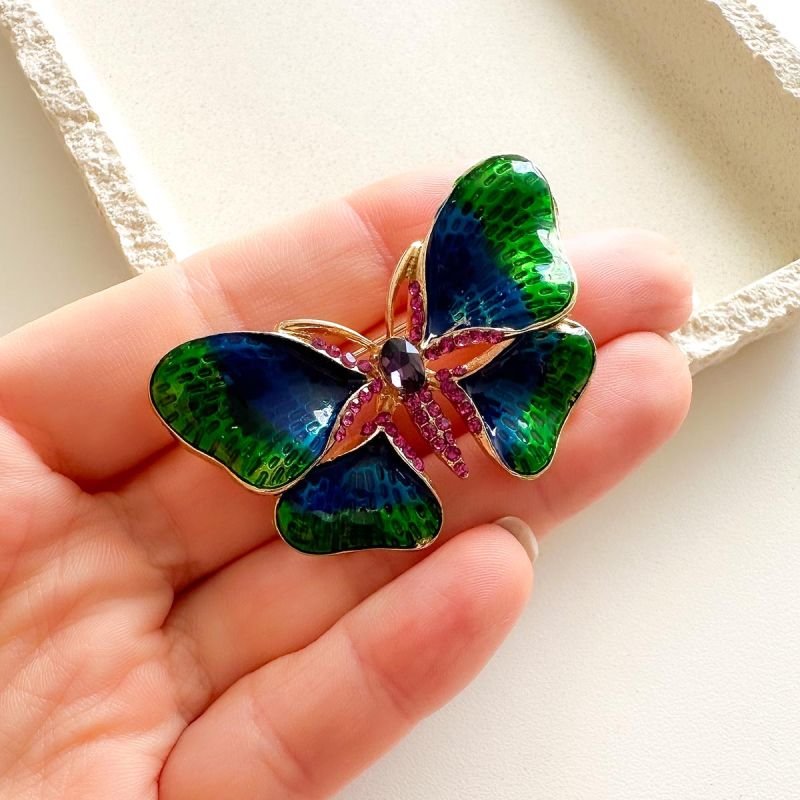 Broche Bijuteria Borboleta Esmaltada Verde e Azul com Strass