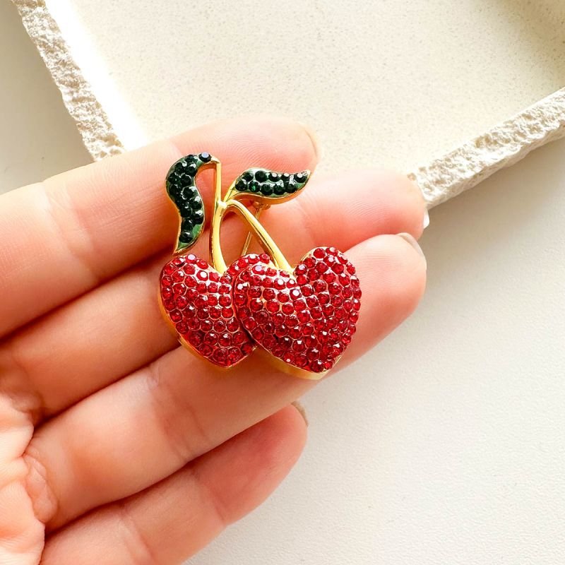 Broche Bijuteria Cereja Coração com Strass