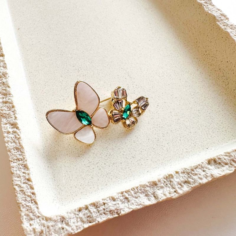 Broche Bijuteria Duas Borboletas com Cristal Verde e Madrepérola