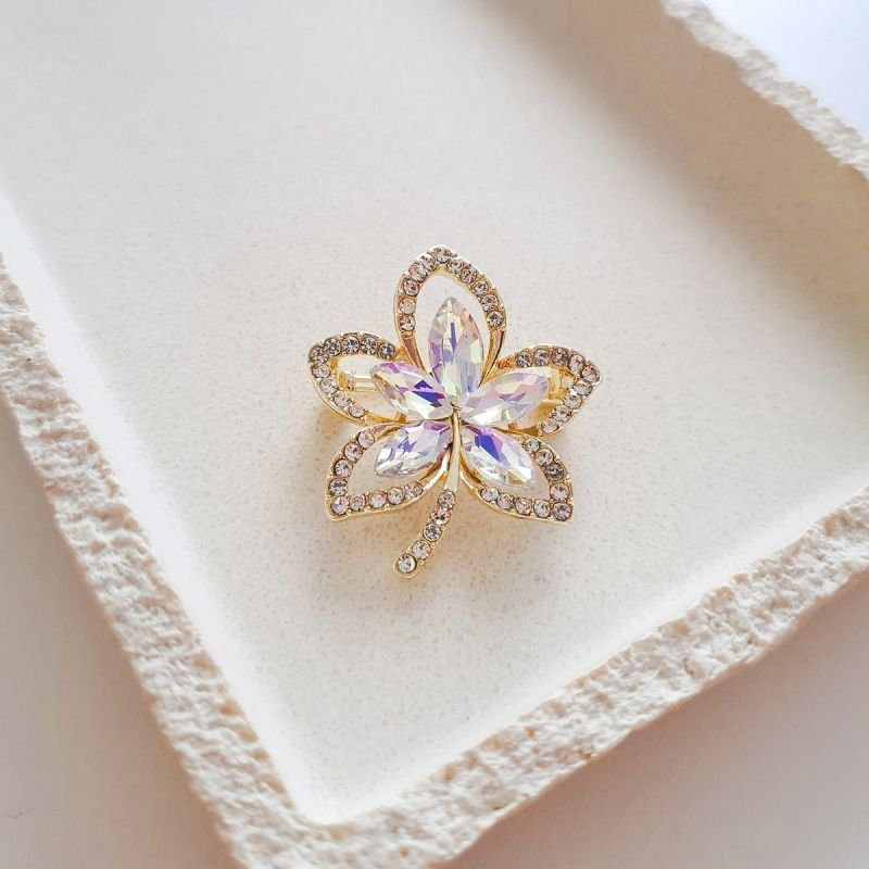 Broche Bijuteria Flor Cristal Aurora Pétalas Alongadas em Strass
