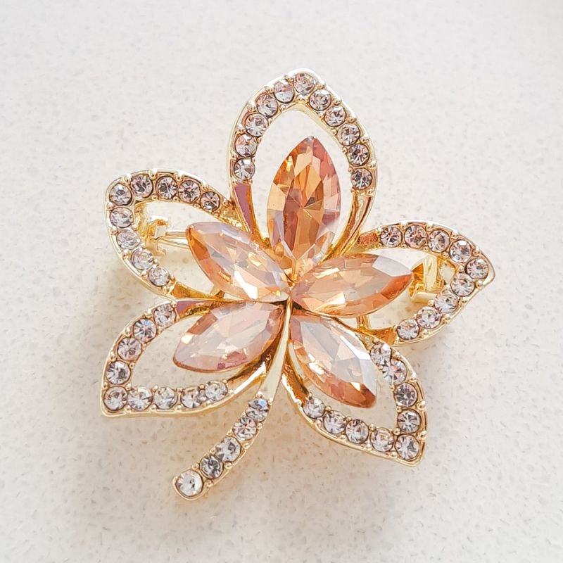 Broche Bijuteria Flor Cristal Champagne Pétalas Alongadas em Strass