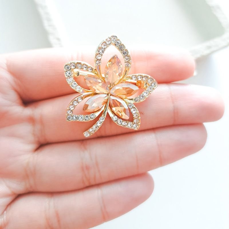 Broche Bijuteria Flor Cristal Champagne Pétalas Alongadas em Strass