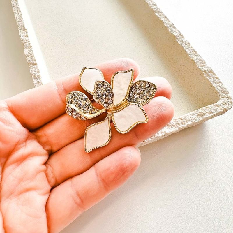 Broche Bijuteria Flor Orgânica Dourada com Madrepérola e Strass