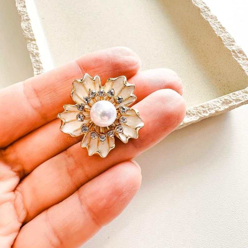 Broche Bijuteria Flor Pérola Central Detalhes em Strass