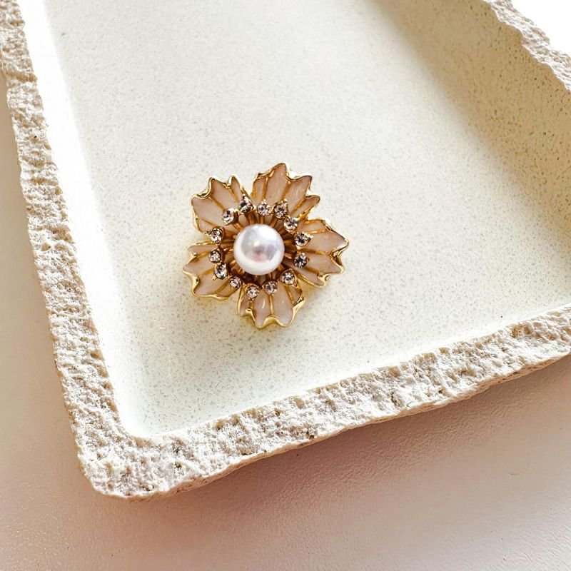Broche Bijuteria Flor Pérola Central Detalhes em Strass