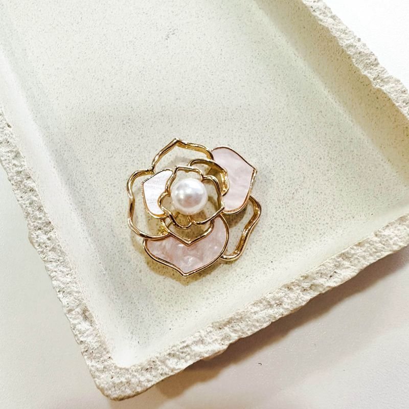 Broche Bijuteria Flor Pérola Pétalas Vazadas