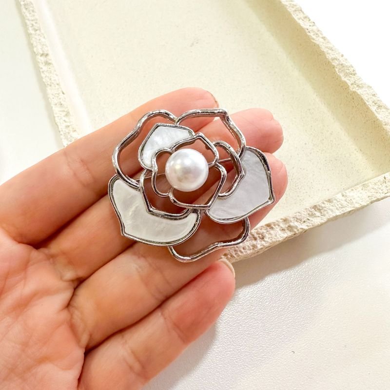 Broche Bijuteria Flor Pérola Pétalas Vazadas