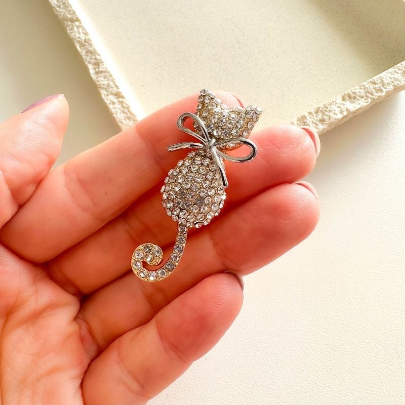Broche Bijuteria Gatinho com Laço e Strass